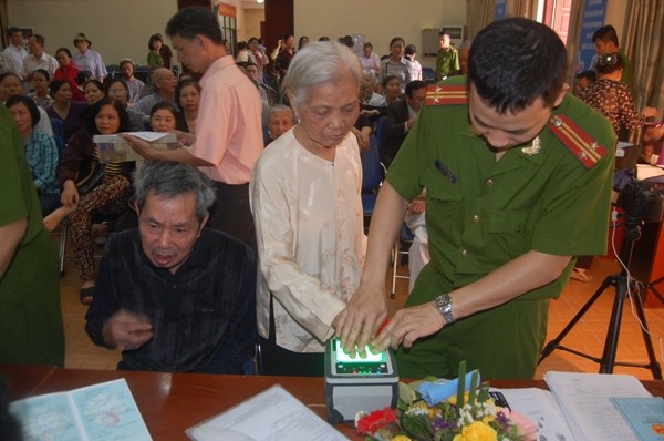 Xuống tận cơ sở cấp, đổi hộ khẩu, căn cước cho các gia đình chính sách ảnh 5