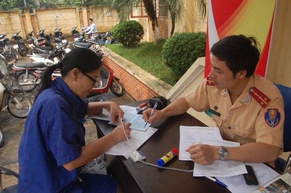 Xuống tận cơ sở cấp, đổi hộ khẩu, căn cước cho các gia đình chính sách ảnh 7