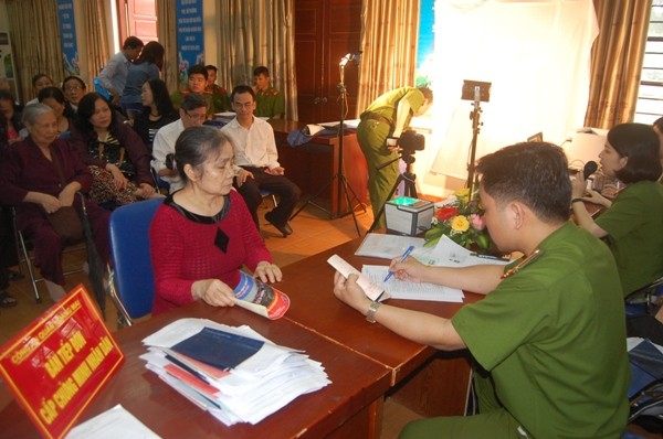 Xuống tận cơ sở cấp, đổi hộ khẩu, căn cước cho các gia đình chính sách ảnh 4