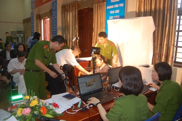 Xuống tận cơ sở cấp, đổi hộ khẩu, căn cước cho các gia đình chính sách ảnh 6