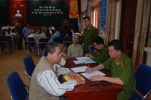 Xuống tận cơ sở cấp, đổi hộ khẩu, căn cước cho các gia đình chính sách ảnh 3