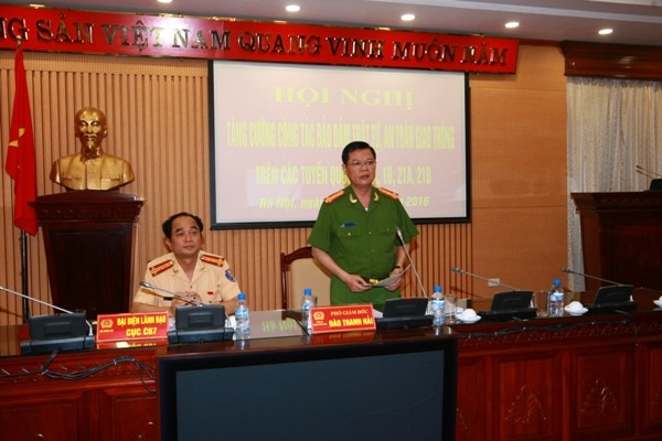 Đại tá Đào Thanh Hải, Phó Giám đốc CATP Hà Nội yêu cầu Phòng CSGT và Công an các đơn vị tăng cường phối hợp, tuần tra kiểm soát, xử lý nghiêm vi phạm kết hợp mạnh mẽ các biện pháp tuyên truyền nhằm kéo giảm TNGT trên các tuyến quốc lộ trọng điểm ra vào thành phố