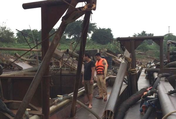 Liên tiếp phát hiện nhiều "quái vật" hút cát trái phép trên sông Hồng ảnh 1