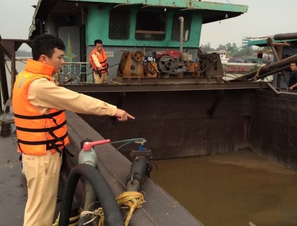 Liên tiếp phát hiện nhiều "quái vật" hút cát trái phép trên sông Hồng ảnh 5