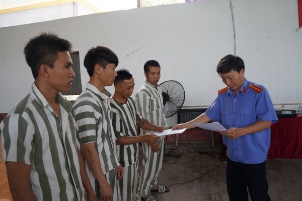 Đại diện Viện KSND TP Hà Nội trao quyết định giảm án cho các phạm nhân "Ngày về" đã rất gần