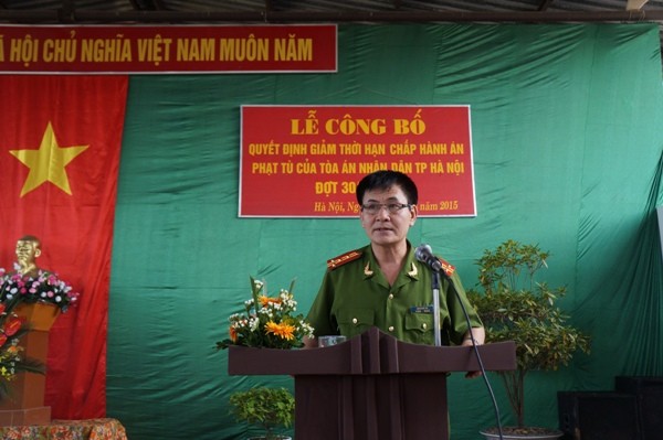 Đại tá Đặng Hữu Tín - Giám thị trại tạm giam số 2 dặn dò các phạm nhân được và chưa được xét giảm án, tha tù