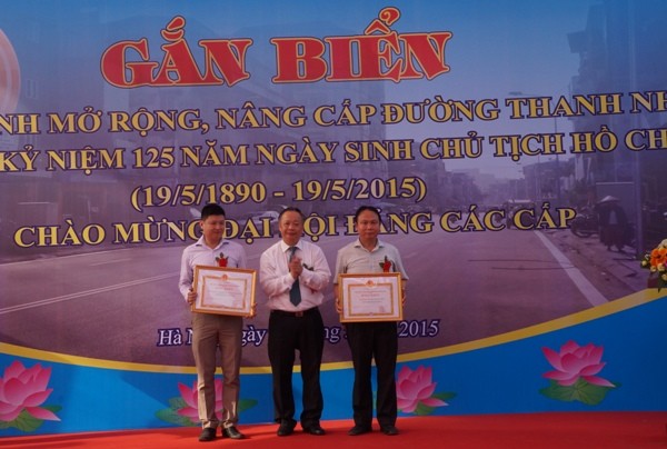 Đồng chí Nguyễn Văn Sửu - Phó chủ tịch UBND TP trao quyết định khen thưởng cho BQL dự án và Ban Bồi thưởng GPMB quận Hai Bà Trưng