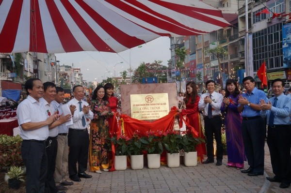Các đồng chí lãnh đạo gắn biển công trình đường Thanh Nhàn