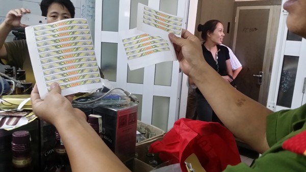 Tem nhãn rượu giả bị thu giữ