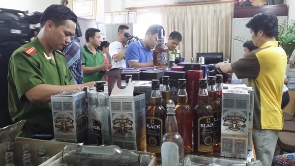Cơ quan Công an kiểm đếm số rượu giả, chiều 4-9