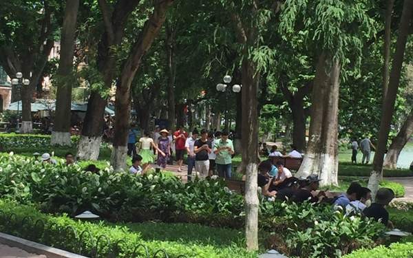 Những hình ảnh đáng suy ngẫm về trào lưu "nghiện" Pokemon Go ảnh 2
