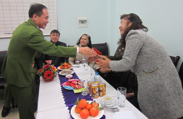 Đại tá Nguyễn Thanh Tùng, Trưởng CAQ Bắc Từ Liêm thăm hỏi các cán bộ công an hưu trí