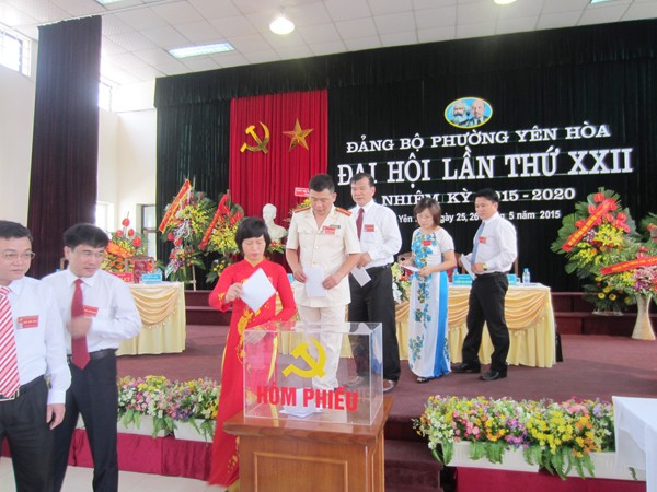 Các đại biểu bỏ phiếu bầu BCH Đảng bộ phường Yên Hòa nhiệm kỳ 2015-2020