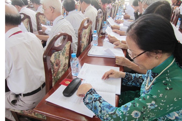 Các đại biểu nghiên cứu danh sách trích ngang đại biểu đề cử vào BCH Đảng bộ phường Yên Hòa, nhiệm kỳ 2015-2020