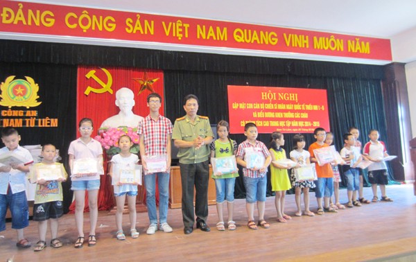 Thượng tá Lê Đình Thành tặng quà cho các cháu học sinh giỏi cấp trường