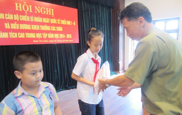 Thượng tá Lê Đình Thành, Trưởng CAQ Nam Từ Liêm trao phần thưởng cho cháu Nguyễn Ngọc Trâm Anh đoạt giải 3 kỳ thi học sinh giỏi thành phố Hà Nội