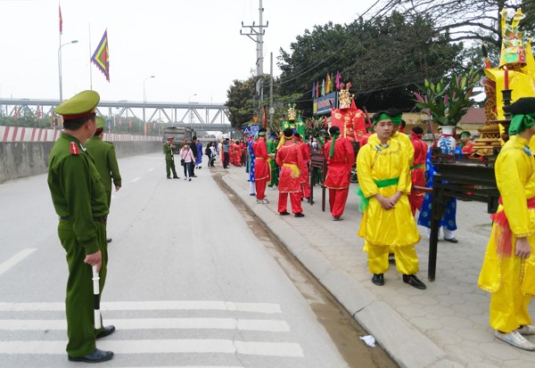 Vì một mùa lễ hội đẹp và bình yên, sắc áo xanh của lực lượng công an luôn trên mỗi nẻo đường