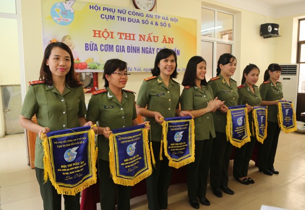 Đại diện các đội thi nhận cờ của Ban Tổ chức