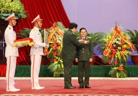 Thừa ủy quyền của Chủ tịch nước, Đại tướng Phùng Quang Thanh, Ủy viên Bộ Chính trị, Bộ trưởng Bộ Quốc phòng, gắn Huân chương Lao động hạng Ba tặng Thiếu tướng Lê Công, Tổng Giám đốc MB tháng 11-2014