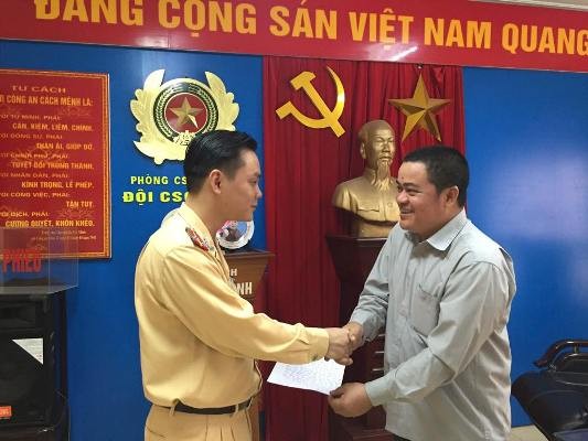 Anh Hiếu vô cùng xúc động nhận lại chiếc xe máy tại trụ sở Đội CSGT số 2