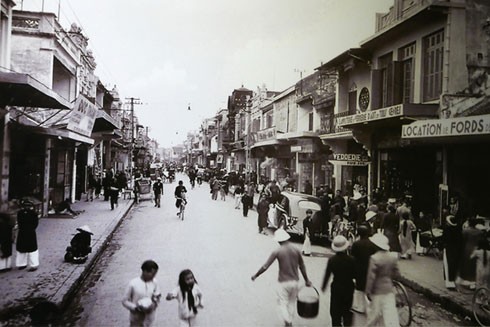 Phố Hàng Bồ xưa tập trung nhiều cửa hàng của người Việt, người Hoa và cả các hãng của Anh, Mỹ và Nhật Bản