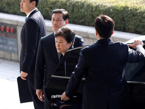 Bà Park Geun-hye xin lỗi người dân Hàn Quốc trước khi bị thẩm vấn ảnh 1