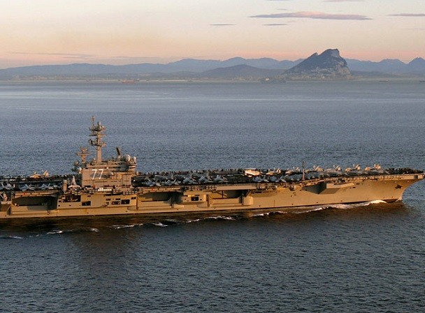 Mỹ cáo buộc Iran quấy rối tàu chiến ở eo biển Hormuz ảnh 1