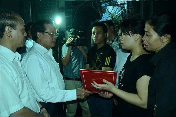 Bí thư Thành ủy Phạm Quang Nghị thăm hỏi gia đình nạn nhân vụ cháy tại đường Hoàng Mai ảnh 3