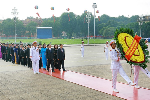 Lãnh đạo Đảng, Nhà nước viếng Chủ tịch Hồ Chí Minh và các anh hùng, liệt sĩ ảnh 3