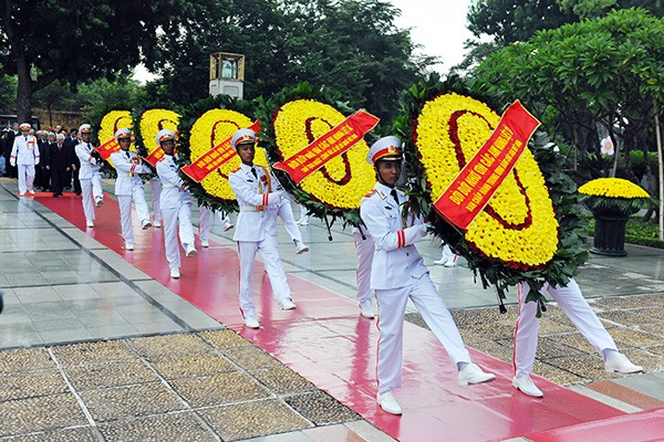 Lãnh đạo Đảng, Nhà nước viếng Chủ tịch Hồ Chí Minh và các anh hùng, liệt sĩ ảnh 6
