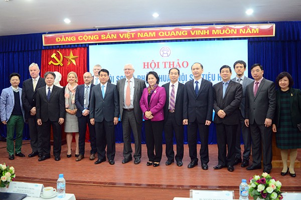 Phó Chủ tịch Quốc hội Nguyễn Thị Kim Ngân, Chủ tịch UBND TP Hà Nội Nguyễn Đức Chung cùng các chuyên gia dự hội thảo