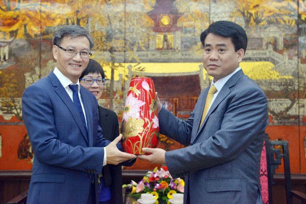 Chủ tịch UBND TP Hà Nội Nguyễn Đức Chung tặng Đại sứ Đặc mệnh toàn quyền nước Cộng hòa Dân chủ Nhân dân Lào tại Việt Nam Thongsavanh Phomvihane sản phẩm thủ công mỹ nghệ của Hà Nội