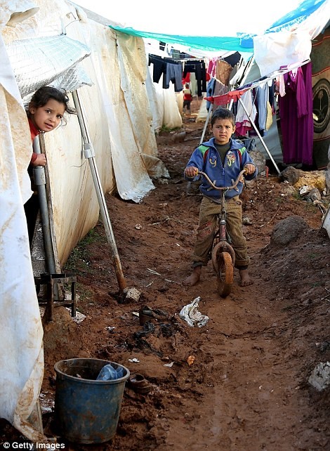 Cuộc sống ngập ngụa trong bùn của người tị nạn Syria ảnh 9