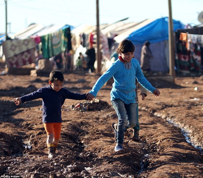 Cuộc sống ngập ngụa trong bùn của người tị nạn Syria ảnh 3