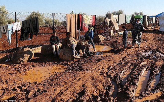 Cuộc sống ngập ngụa trong bùn của người tị nạn Syria ảnh 8