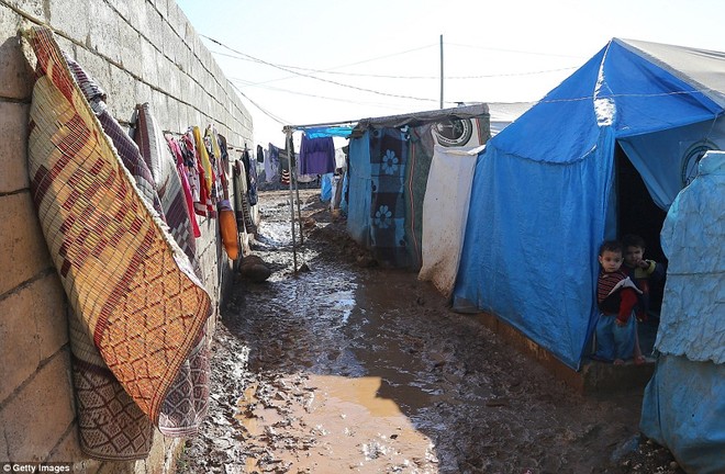 Cuộc sống ngập ngụa trong bùn của người tị nạn Syria ảnh 12