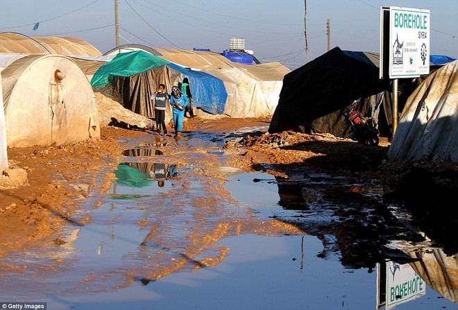 Cuộc sống ngập ngụa trong bùn của người tị nạn Syria ảnh 11
