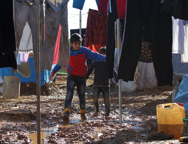 Cuộc sống ngập ngụa trong bùn của người tị nạn Syria ảnh 4