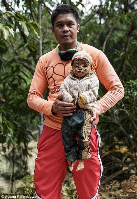 Rùng rợn nghi lễ tắm rửa và thay quần áo cho xác chết ở Indonesia ảnh 5