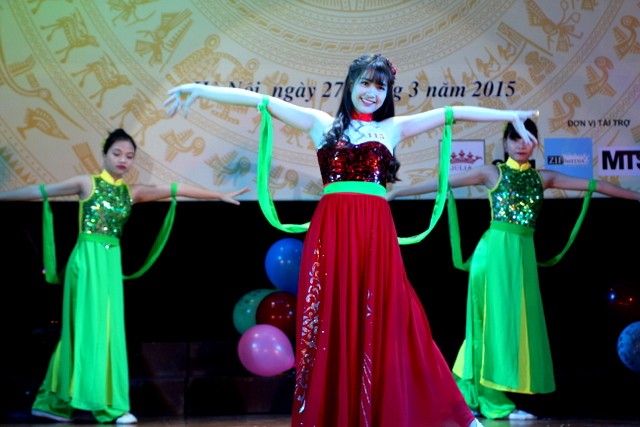 Lê Thị Việt Hà (SBD 115) xinh đẹp trong màn múa "Cánh hồng"