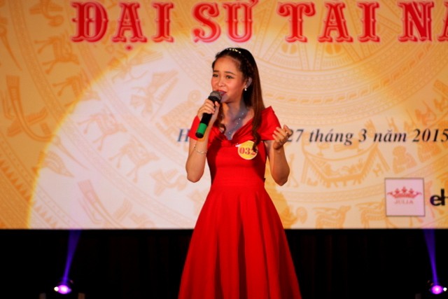 Lê Thị Thúy Hồng (SBD 032) chinh phục khán giả với tiết mục nhạc kịch duyên dáng