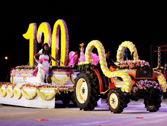 Diễu hành xe hoa là một trong những sự kiện được chờ đón tại Festival
