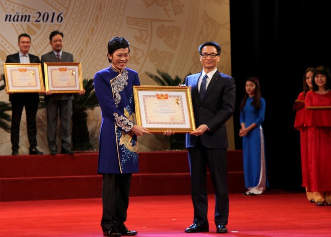 Hoài Linh là nghệ sĩ hải ngoại đầu tiên được xét đặc cách nhận danh hiệu NSƯT. Ảnh: Phó Thủ tướng Chính phủ Vũ Đức Đam trao danh hiệu NSƯT cho danh hài Hoài Linh