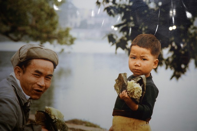 Cha và con, một ngày Tết bên bờ hồ Hoàn Kiếm - 1982