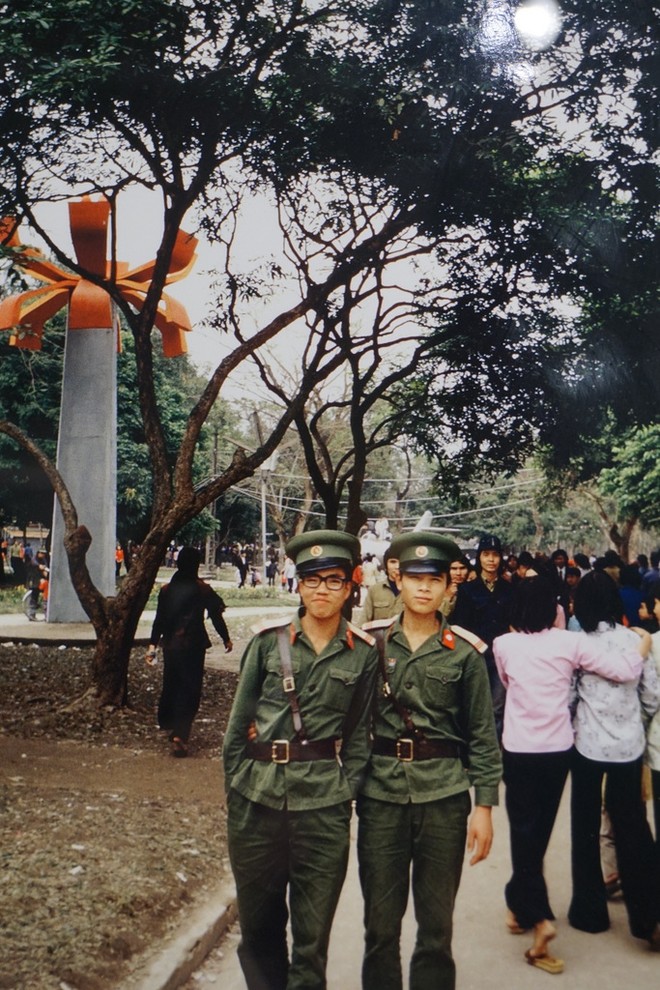 Xem người dân đi tàu điện, cắt tóc trên phố những năm 80 ảnh 5
