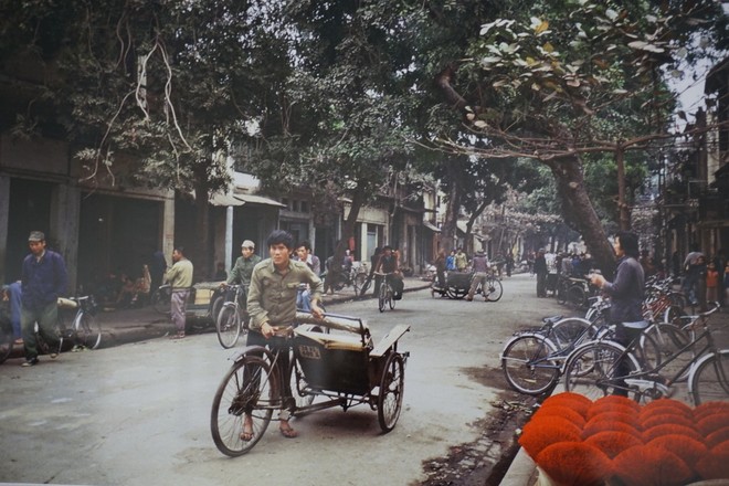 Xem người dân đi tàu điện, cắt tóc trên phố những năm 80 ảnh 12