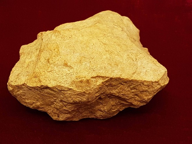 1 công cụ ghè một mặt (Uniface) được tìm thấy ở di tích Rộc Lớn, An Phước, thị xã An Khê
