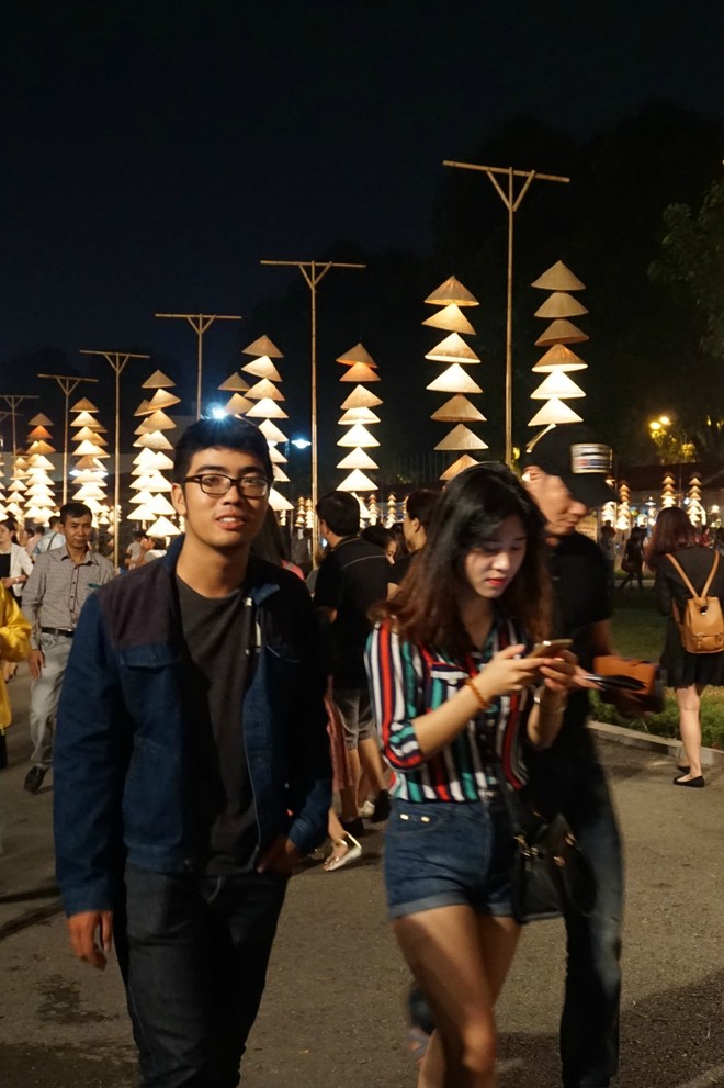 Bên cạnh phần trình diễn áo dài còn có các gian hàng giới thiệu áo dài du lịch, gian hàng trò chơi dân gian thu hút đông đảo du khách