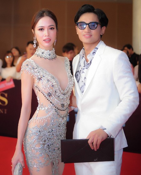 Như thường lệ, “Đêm hội chân dài” lần này tiếp tục quy tụ rất nhiều gương mặt đình đám của làng giải trí và thời trang Việt Nam như: Ngọc Trinh, Lý Nhã Kỳ, Đông Nhi, Noo Phước Thịnh, Hứa Vĩ Văn, MC Phan Anh, Diễm My 9x, Huyền Ny... cùng nhiều người mẫu cũng như nhà thiết kế nổi tiếng.