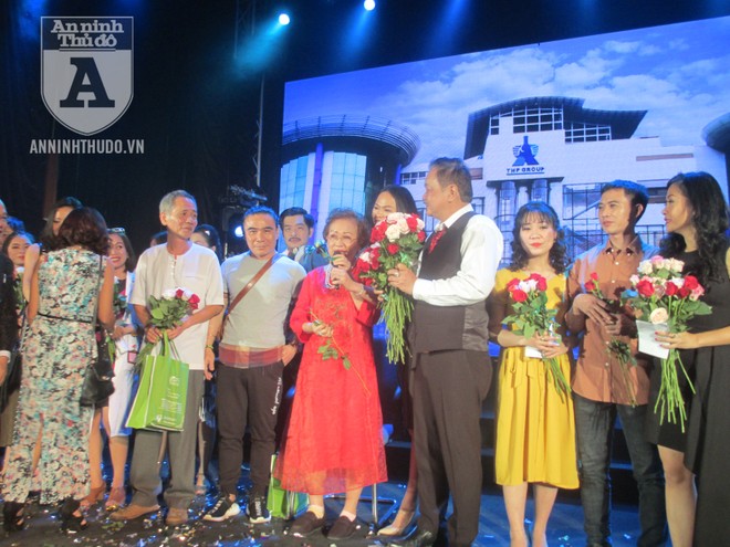 "Nữ sinh hoa khôi trường Luật TP.HCM" và câu chuyện cổ tích 40 năm khiến nhiều người ứa nước mắt ảnh 8